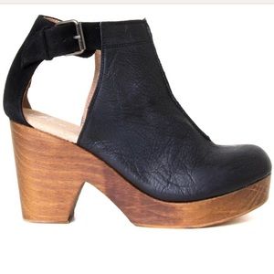 Amber Orchard Clogs Size 38 Like New